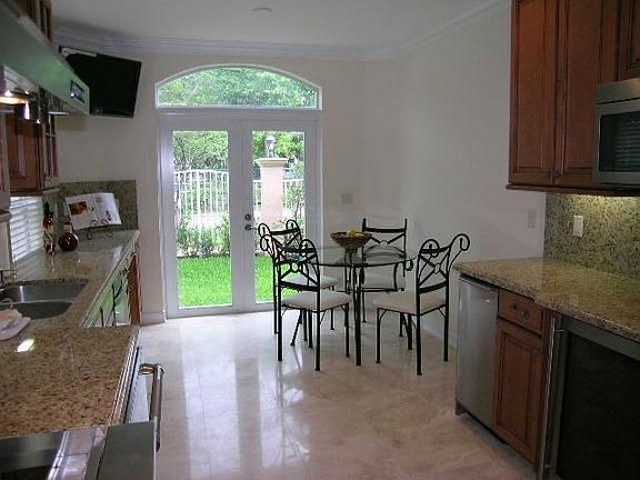 4th image of 903 NE 17th Way