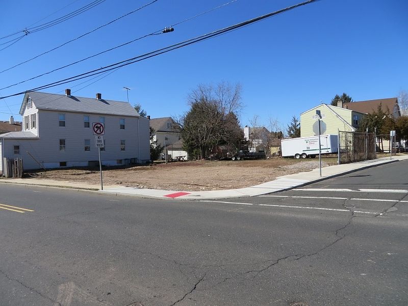 2nd image of 300 W Camplain Rd