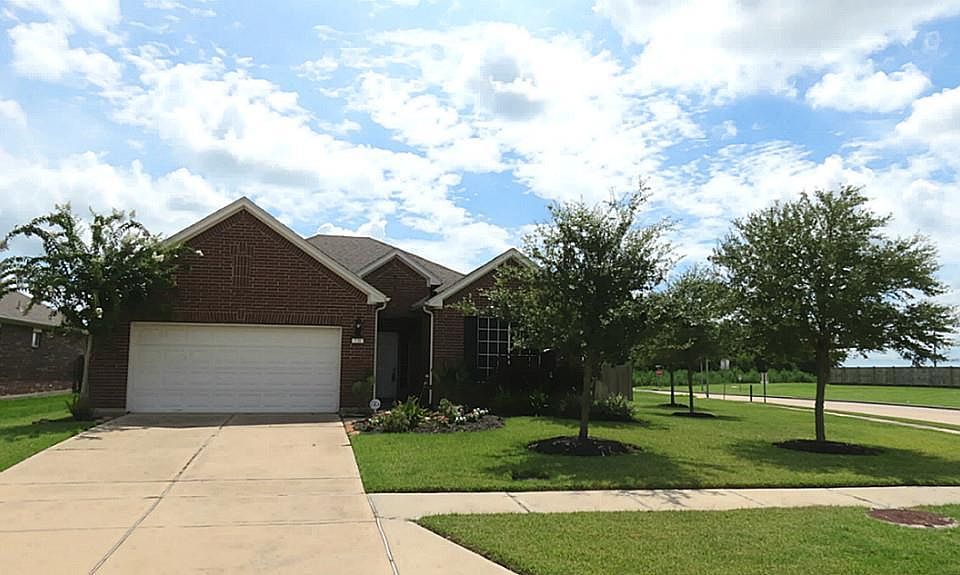 A Beautiful and Welcoming Home!
A very Safe and Desirable location with excellent schools!

Come see Inside!