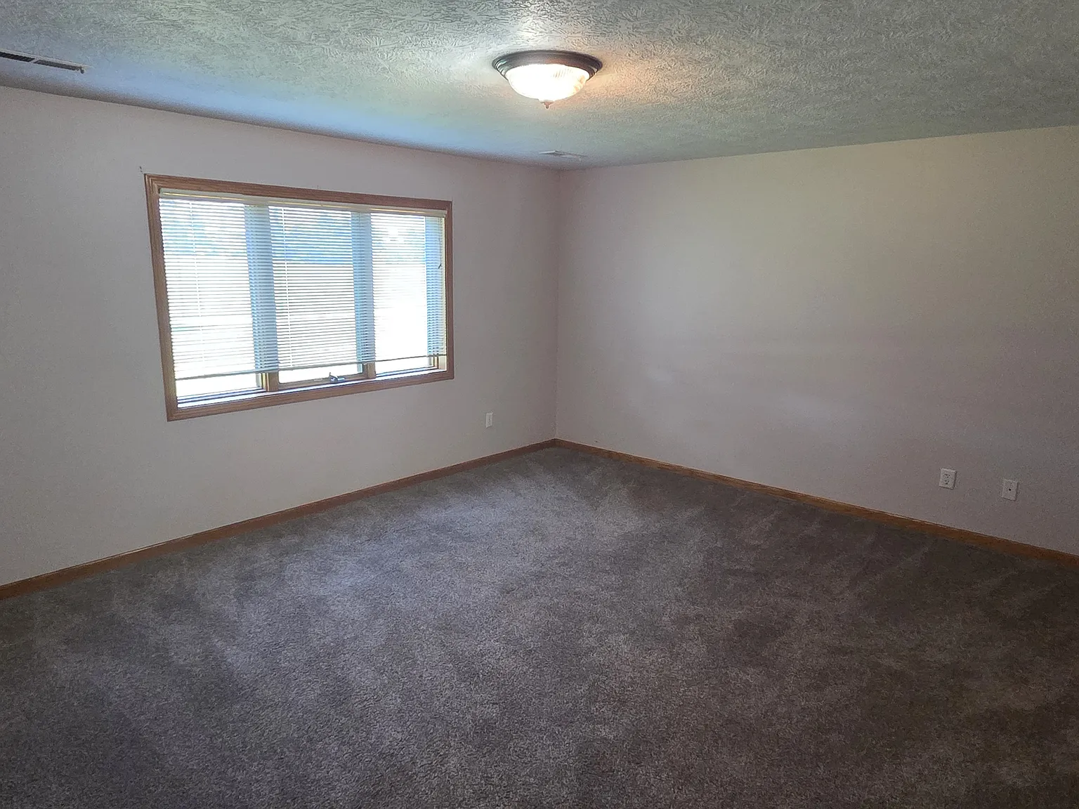 3 bed, 2350 sqft, $2,000 — Photo 2