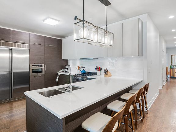 5th image of 933 W George St #2