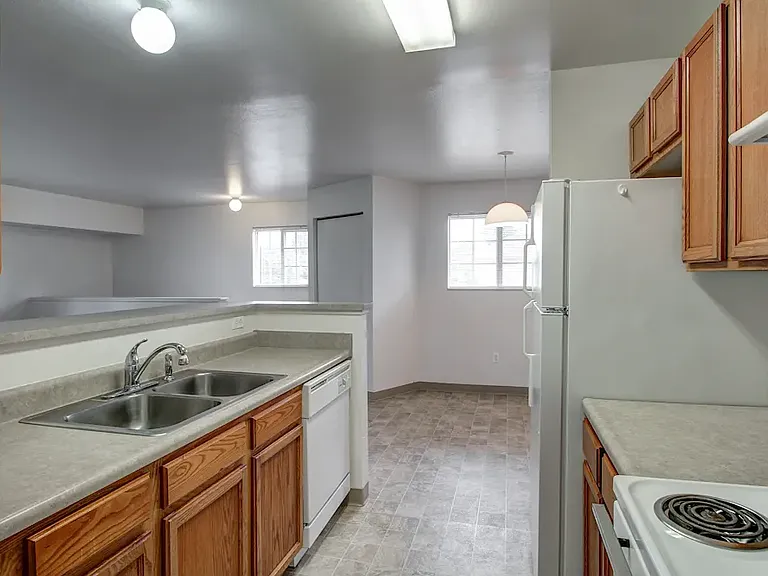 Emerald Park Apartments — Photo 22