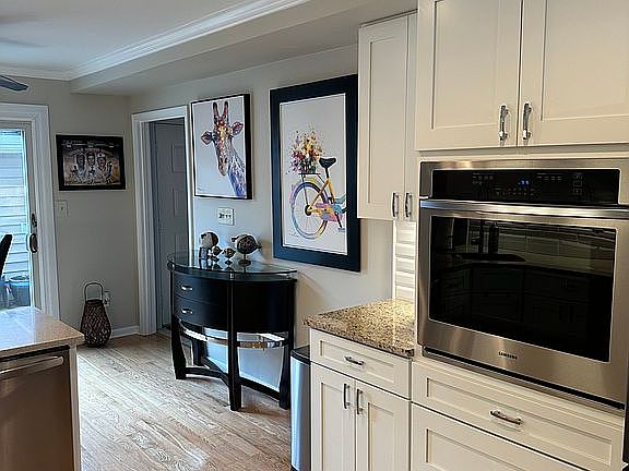 Kitchen wall oven