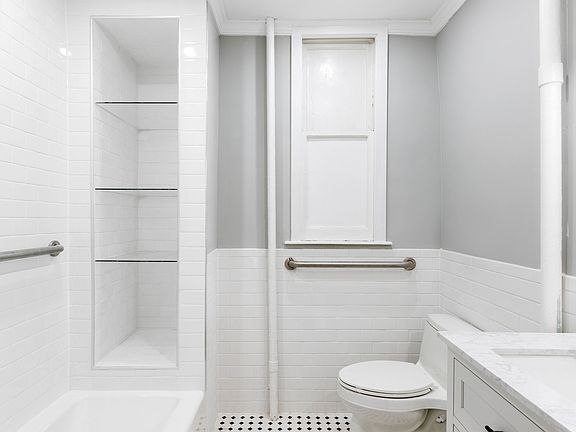 4th image of 242 Mulberry St APT 18