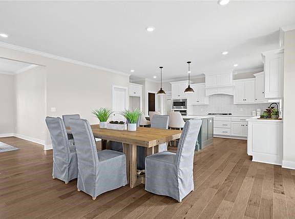 5th image of 318 NW Ambersham Dr