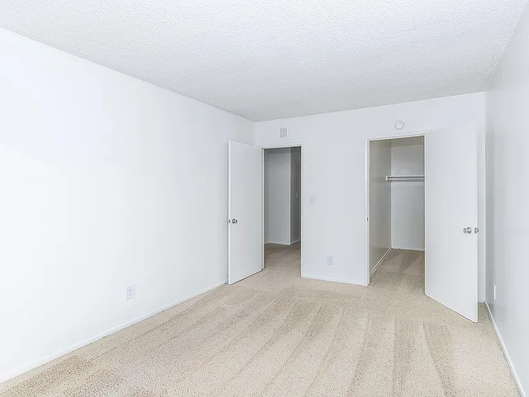 Buena La Vista Apartment Homes — Photo 44