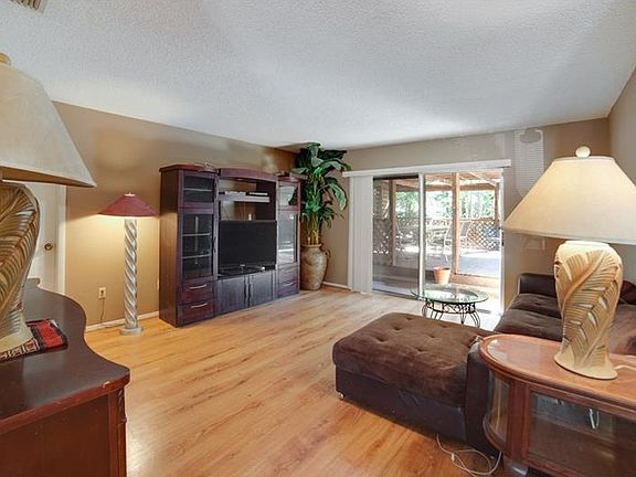 4th image of 4220 Interlake Dr
