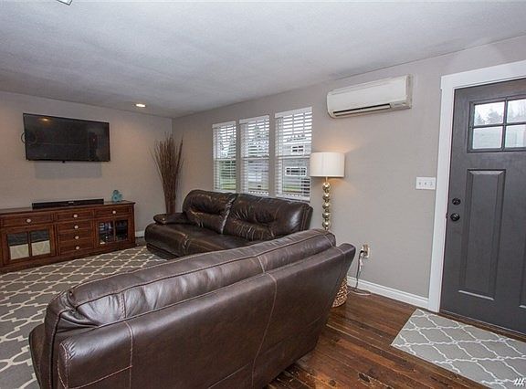 3rd image of 2596 Griffiths Ln SE