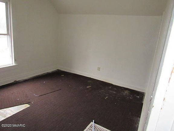 3rd image of 205 Goguac St W
