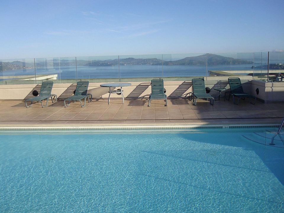 Roof heated pool (80 degree all year round)