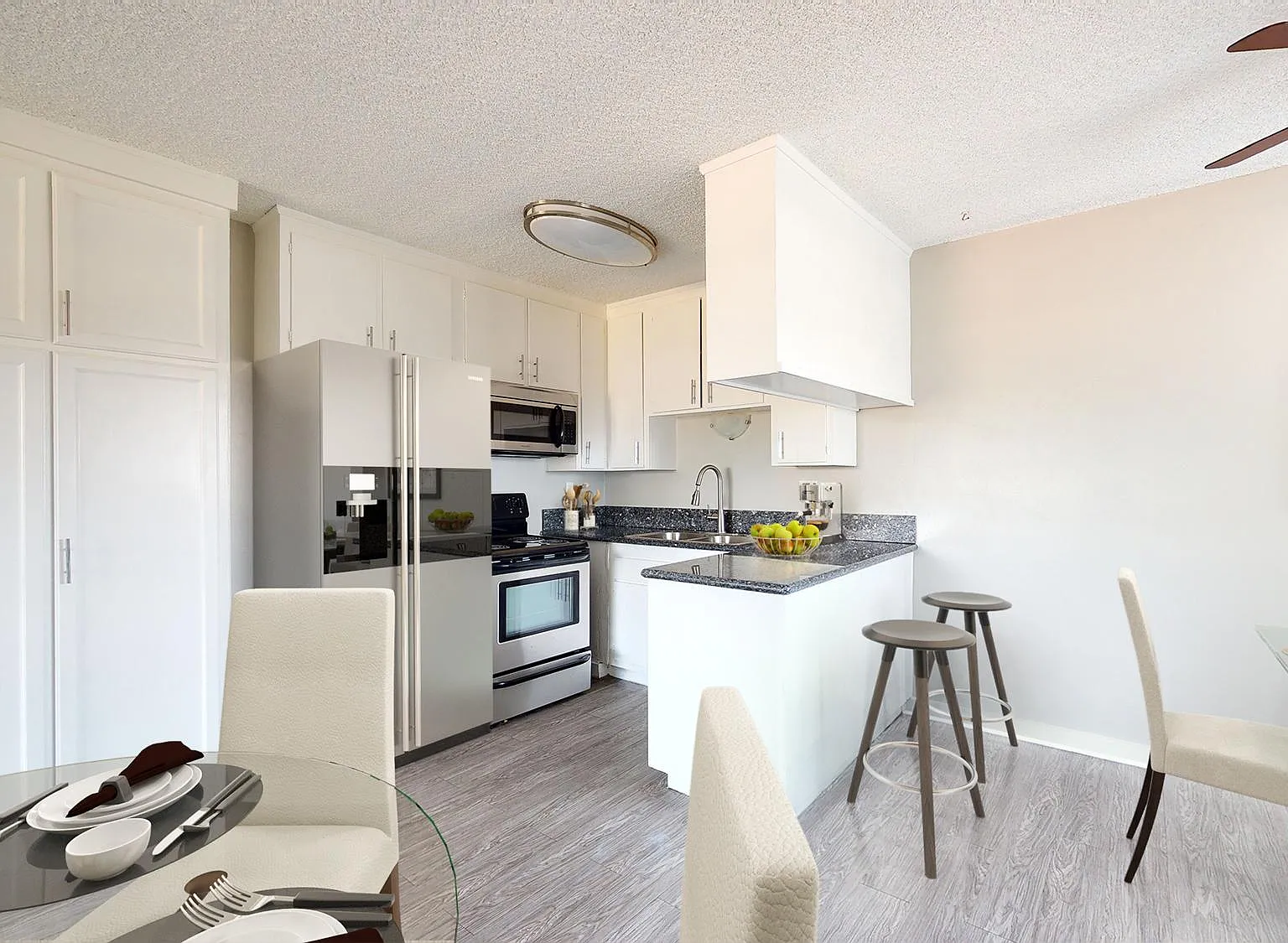 903 N Eucalyptus Ave — Photo 2