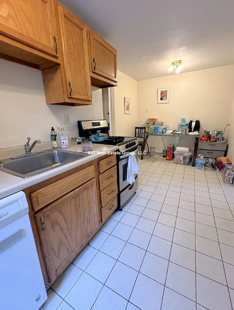 9/1 No Fee! Spacious 4BR/2BA near Coolidge Corner — Photo 4