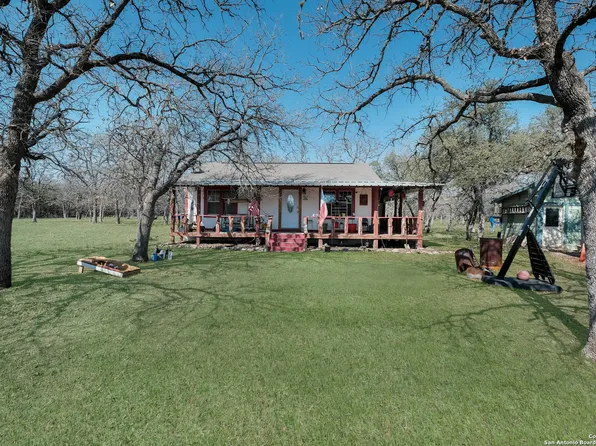 221 POST OAK RD, Pipe Creek, TX 78063
