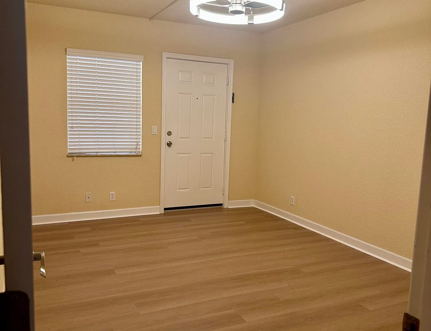 2 bed, 1.0 bath, 875 sqft, $2,000 — Photo 4