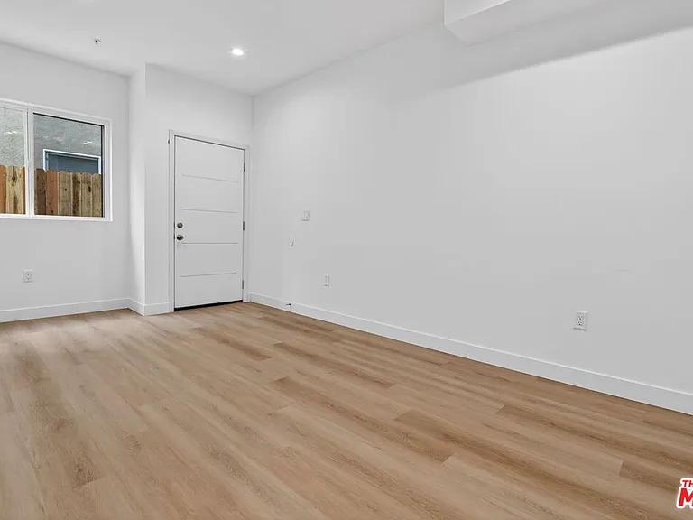 11444 Oxnard St #1/2 — Photo 13