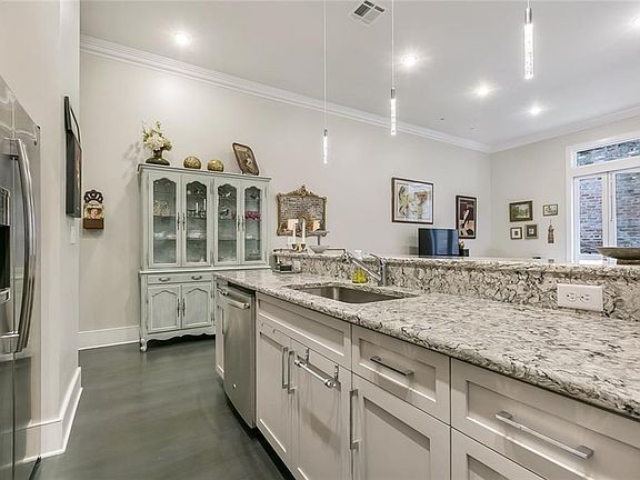4th image of 628 Baronne St #204
