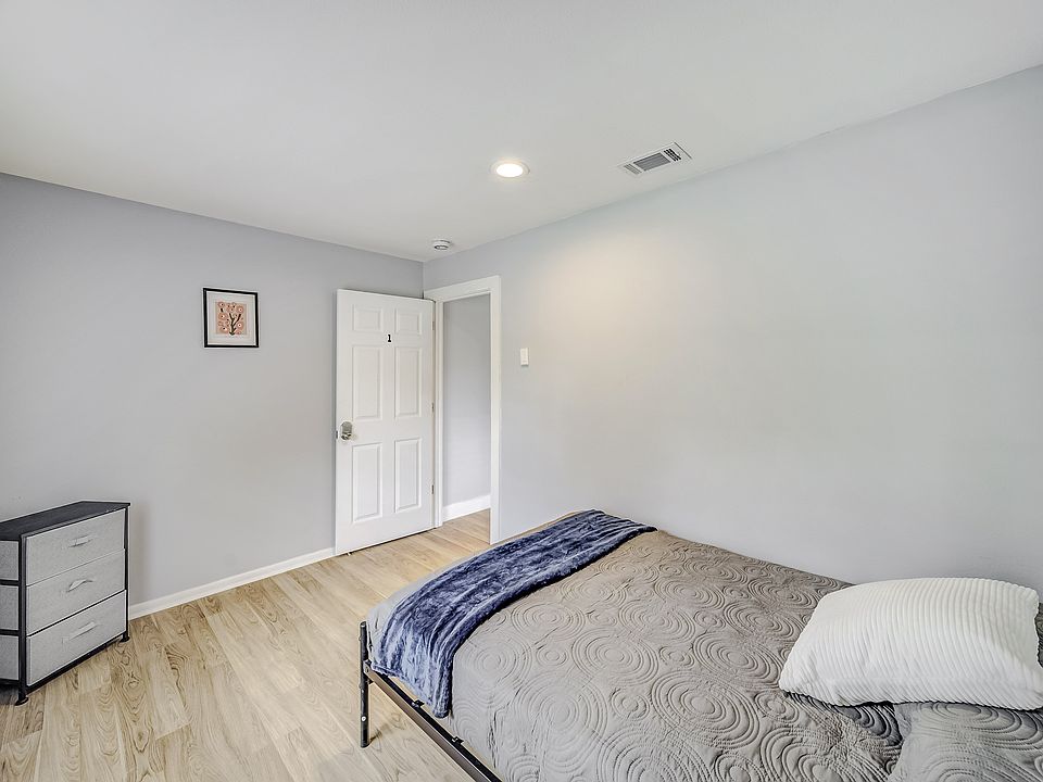 Please note that this photo has been virtually staged, not all furnishings seen will be included in your room when you arrive