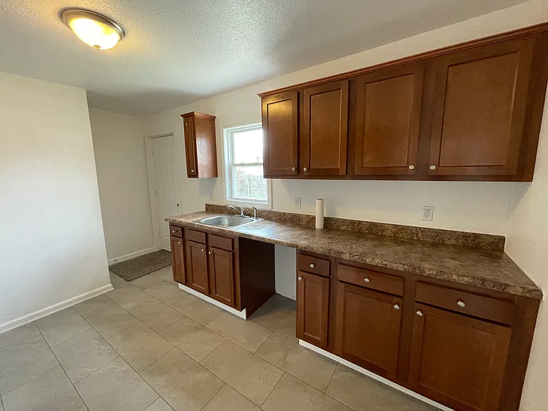 1041 W Temperance Rd — Photo 2