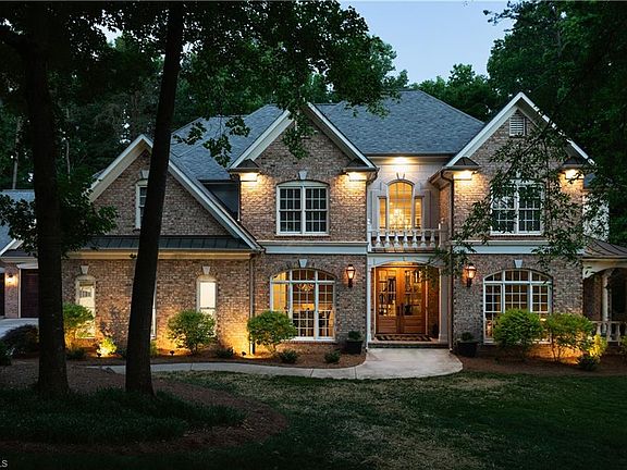 3rd image of 106 Tan Oak Dr