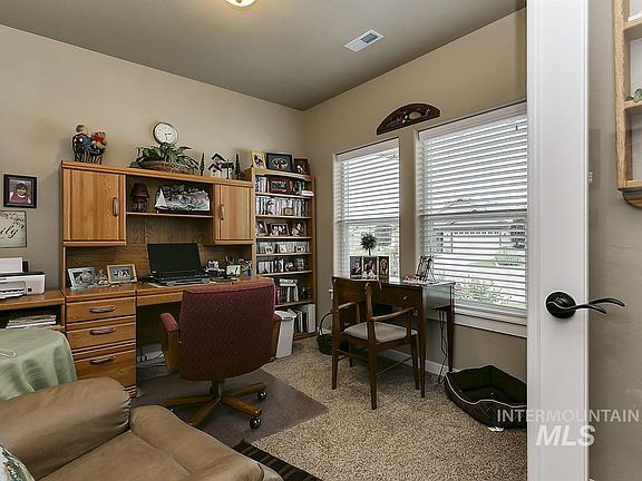 5th image of 504 W Briar Hl
