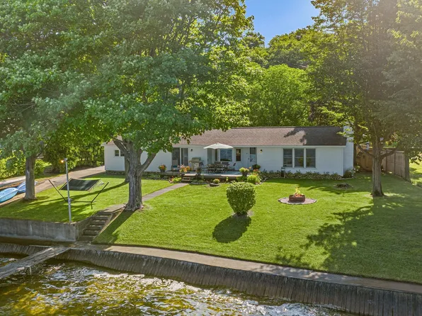 7838 S Lakeview Rd, Traverse City, MI 49684