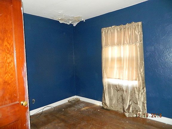 4th image of 132 S Park Dr
