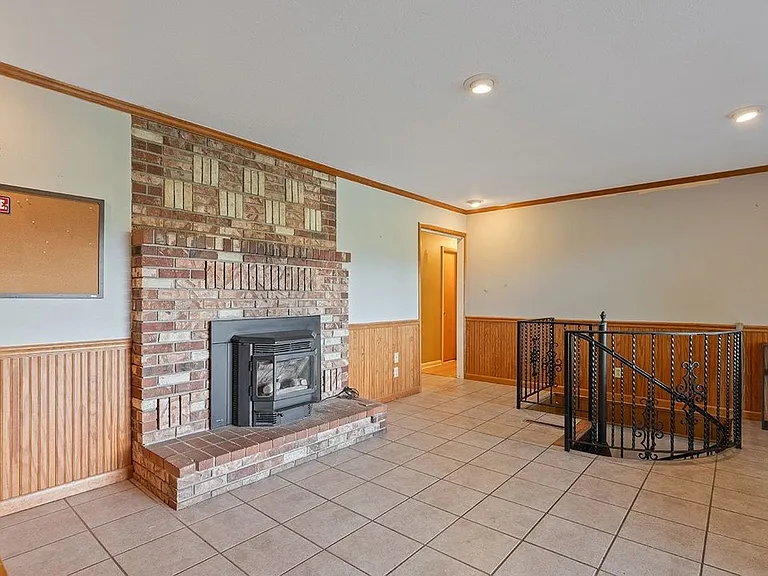 476 N Oliver Ave — Photo 4