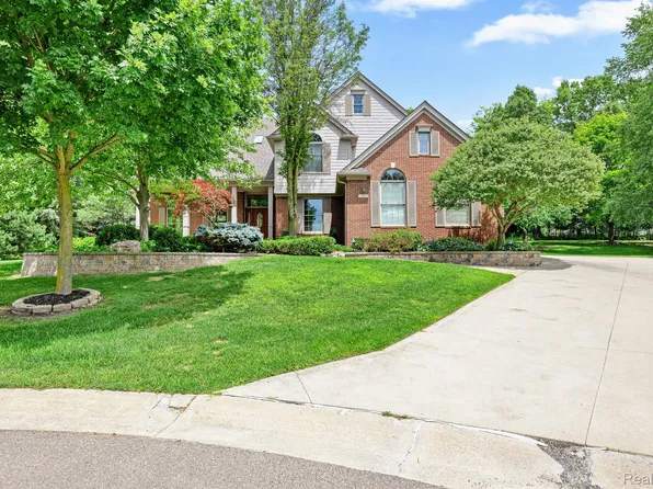1999 Barrington Ct, Rochester Hills, MI 48306