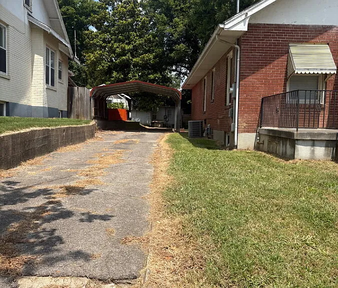1202 Jefferson Ave — Photo 2