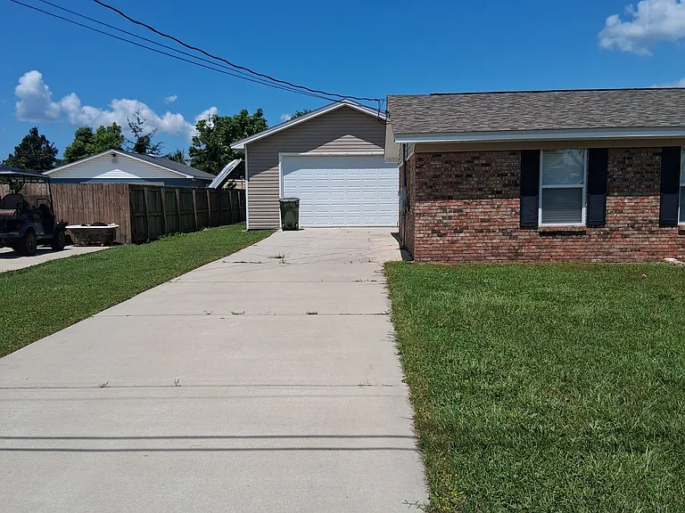802 Alabama Ave — Photo 2