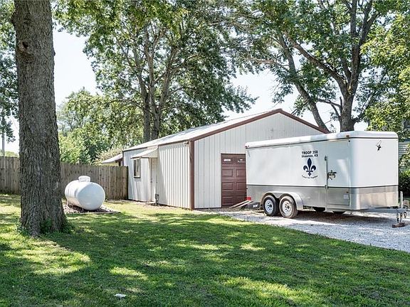 AMPLE SPACE FOR ADDITIONAL PARKING OF YOUR BIG ITEM WORK VEHICLES OR TOYS