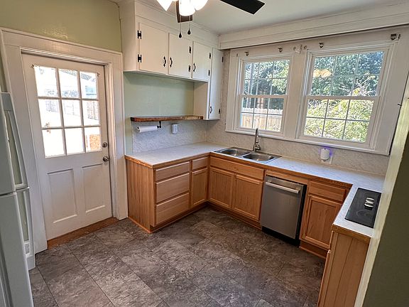 3rd image of 3033 Kings Hwy