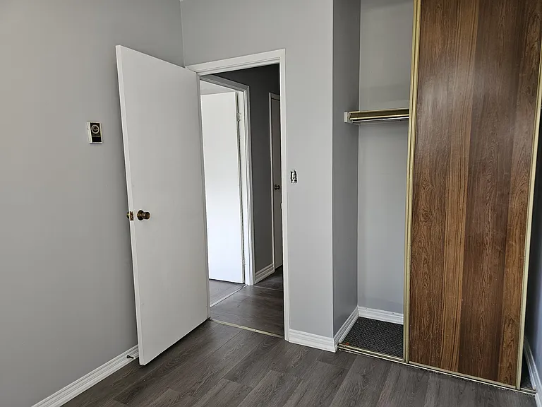 358 Queenston St — Photo 11