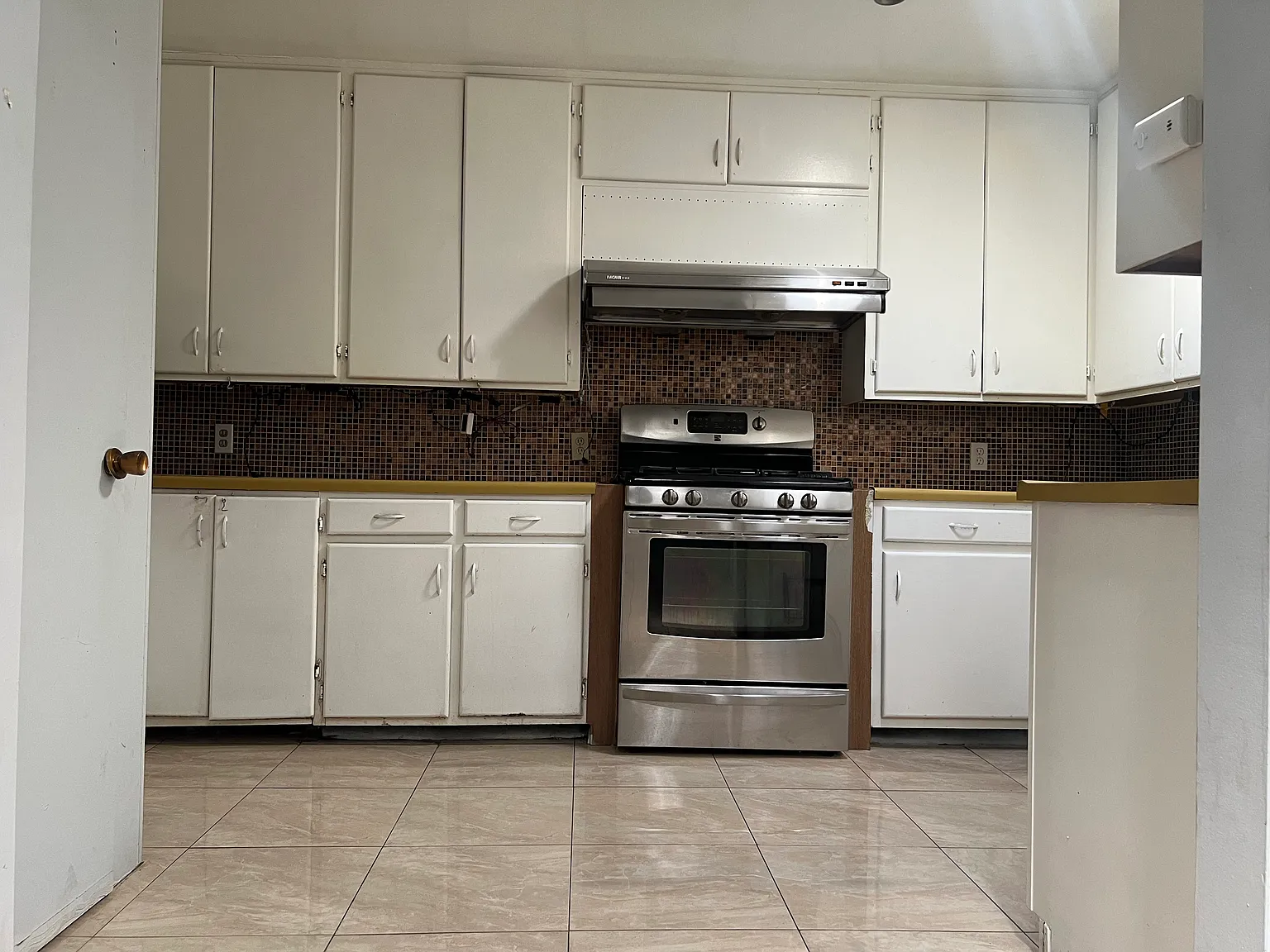 3 bed, 1200 sqft, $2,600 — Photo 4