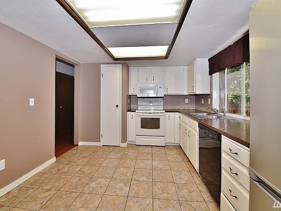 Access kitchen from dining area or hall