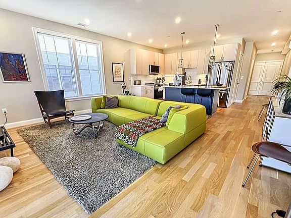 3rd image of 40 Waverly St