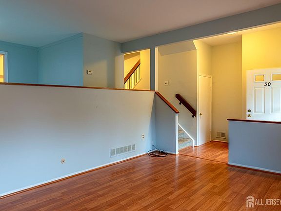 4th image of 30 W Lake Ct