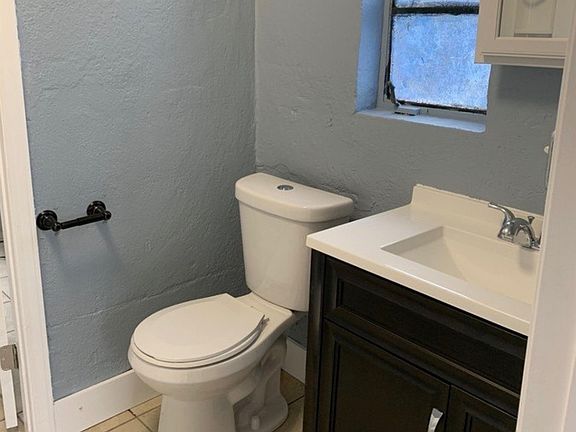 5th image of 302 W Wood St