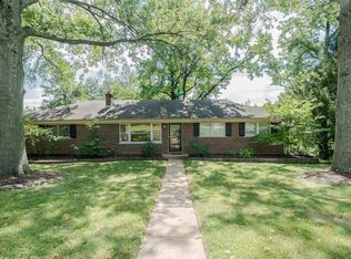 11 Hedgewood Ln, Ballwin, MO 63011