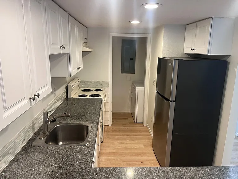 2583 NE Crocus Ct — Photo 4