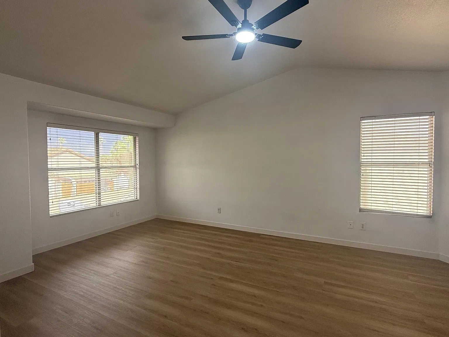 4 bed, 4.0 bath, 2045 sqft, $2,200 — Photo 2