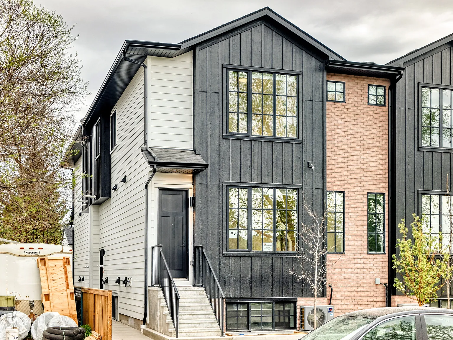 8816 46 Avenue Northwest Calgary — Photo 1