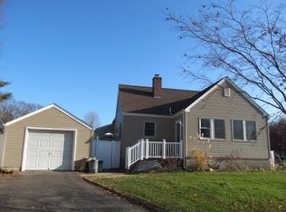 191 Parkwood Rd, West Islip, NY