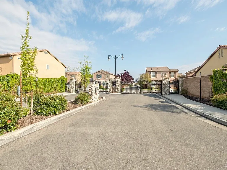 1733 W Dali Way — Photo 1