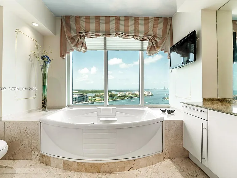 1000 S Pointe Dr #2501 — Photo 18