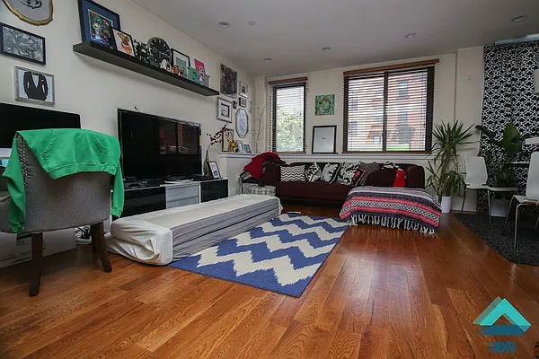 Rented by EXR | media 12