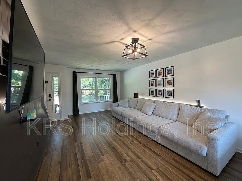 3 bed, 3.0 bath, 1452 sqft, $2,600 — Photo 3