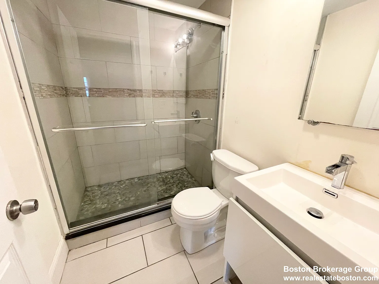 5 bed, 1400 sqft, $8,000 — Photo 3