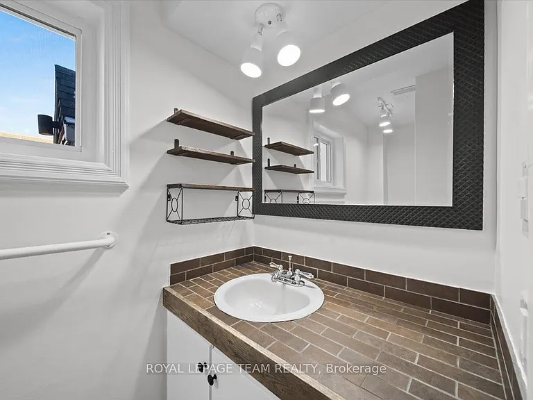 135 Upper Lorne Pl #2 — Photo 6