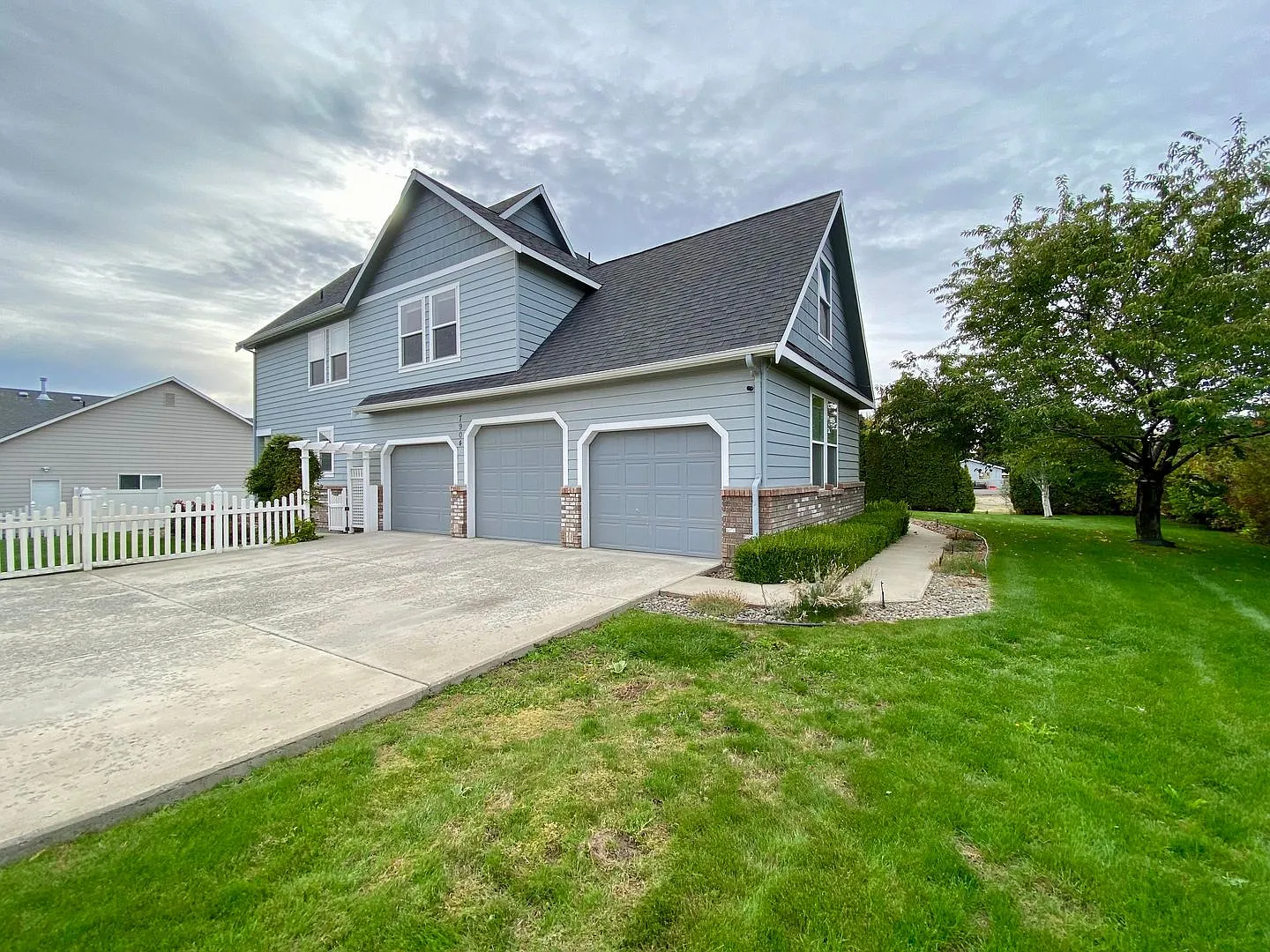 Golf, Granite & Plenty of Room — Photo 3